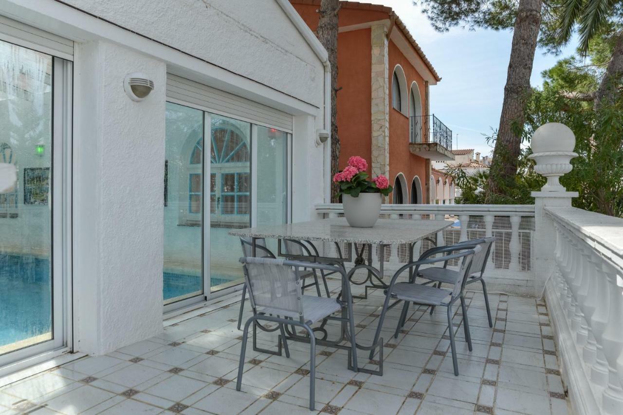 Villa Requesens on Canal Ampuriabrava Exterior foto