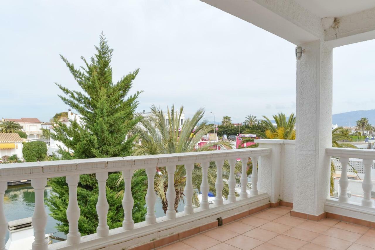 Villa Requesens on Canal Ampuriabrava Exterior foto