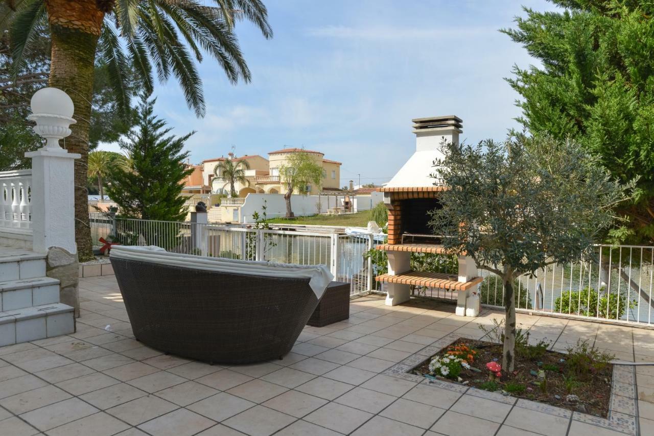 Villa Requesens on Canal Ampuriabrava Exterior foto