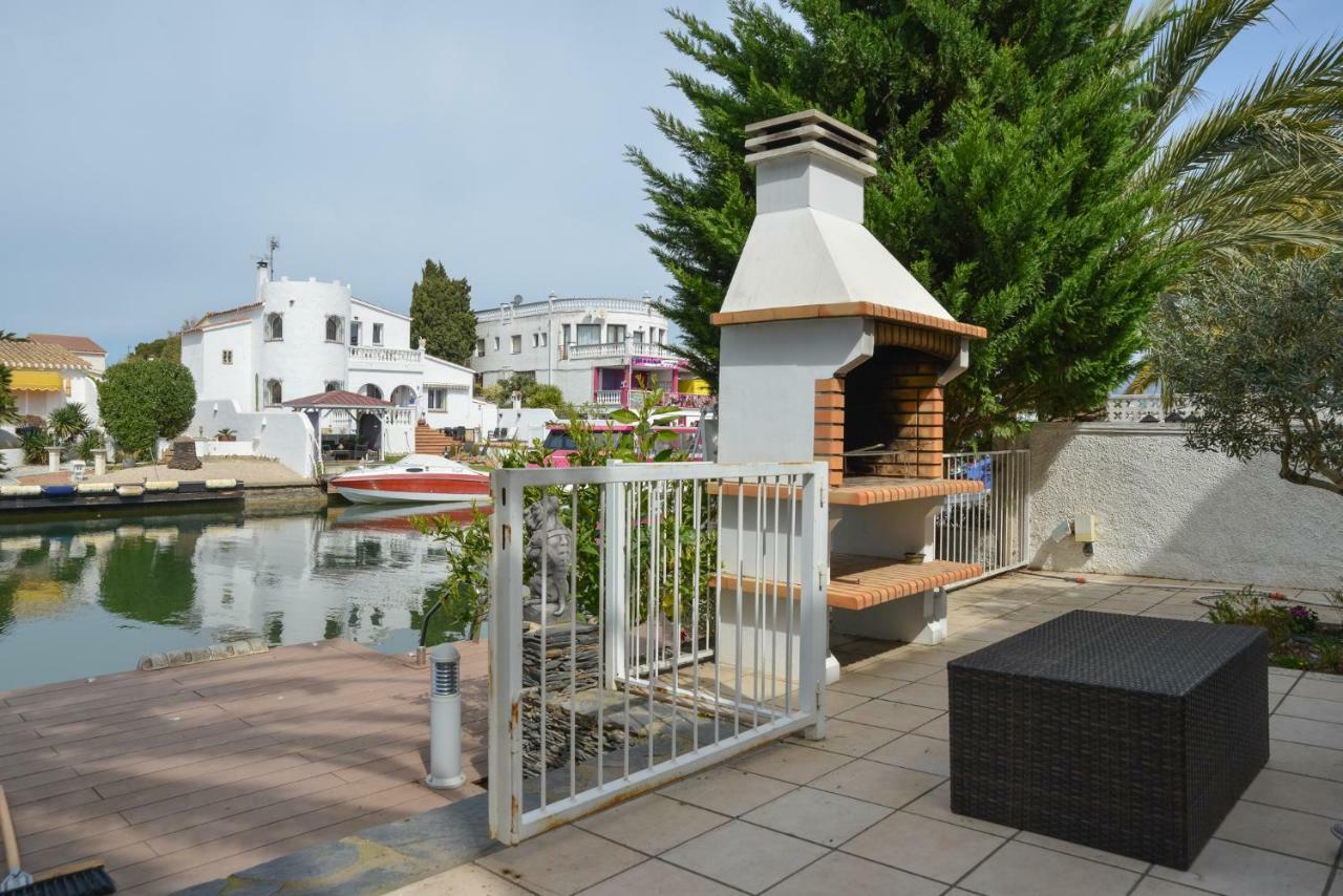 Villa Requesens on Canal Ampuriabrava Exterior foto